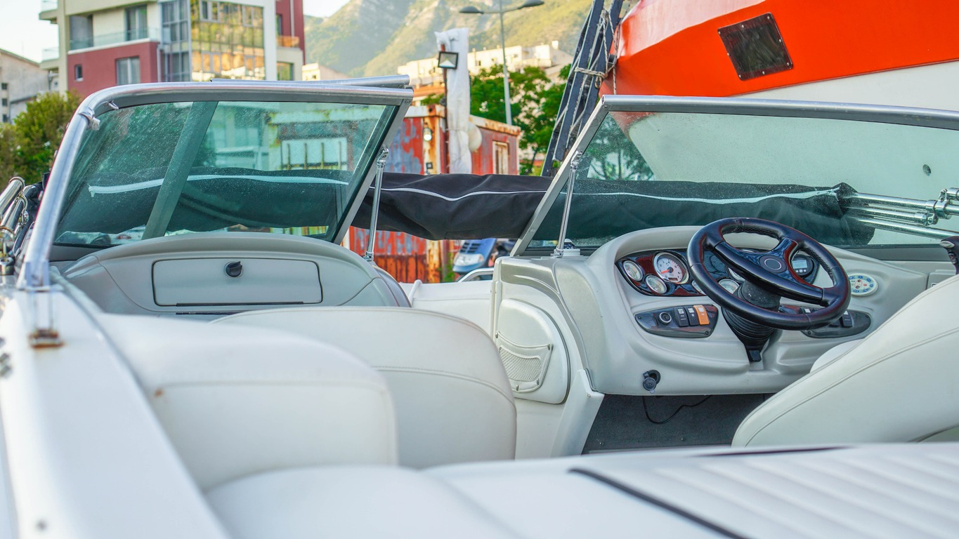 separate windshield for the skipper and passenger of a boat