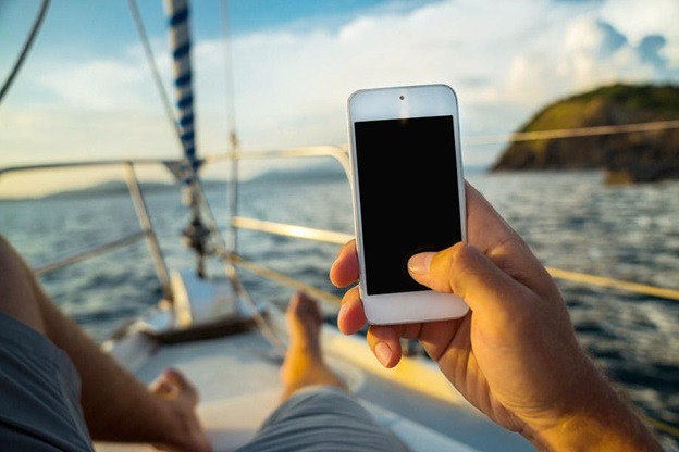 Benefits of Taking a Smartphone on Your Next Boat Cruise