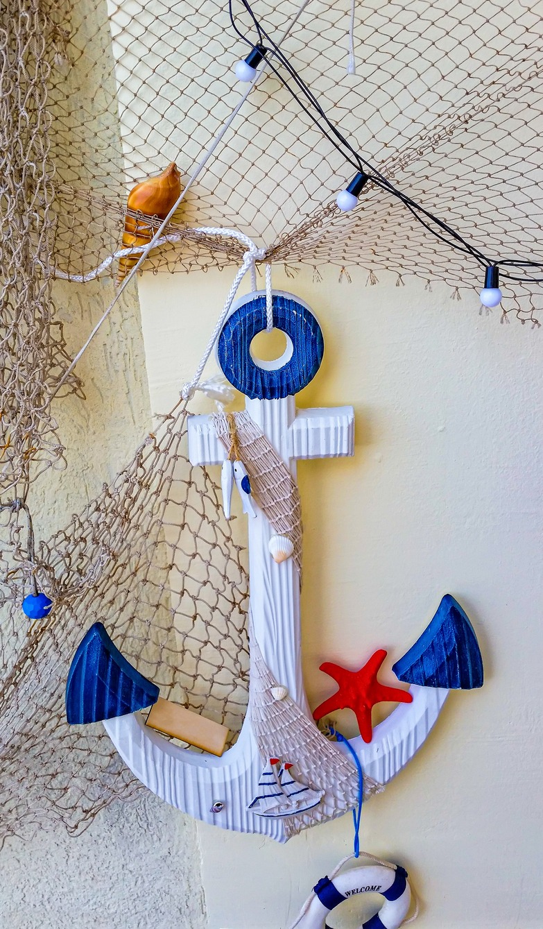 A-wall-with-a-fishing-net-anchor-starfish-and-seashells