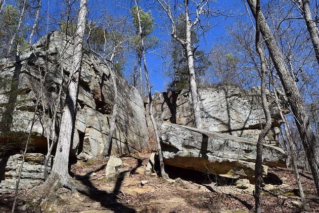 Rock-outcroppings-along-a-trail-in-Tishomingo-State-Park