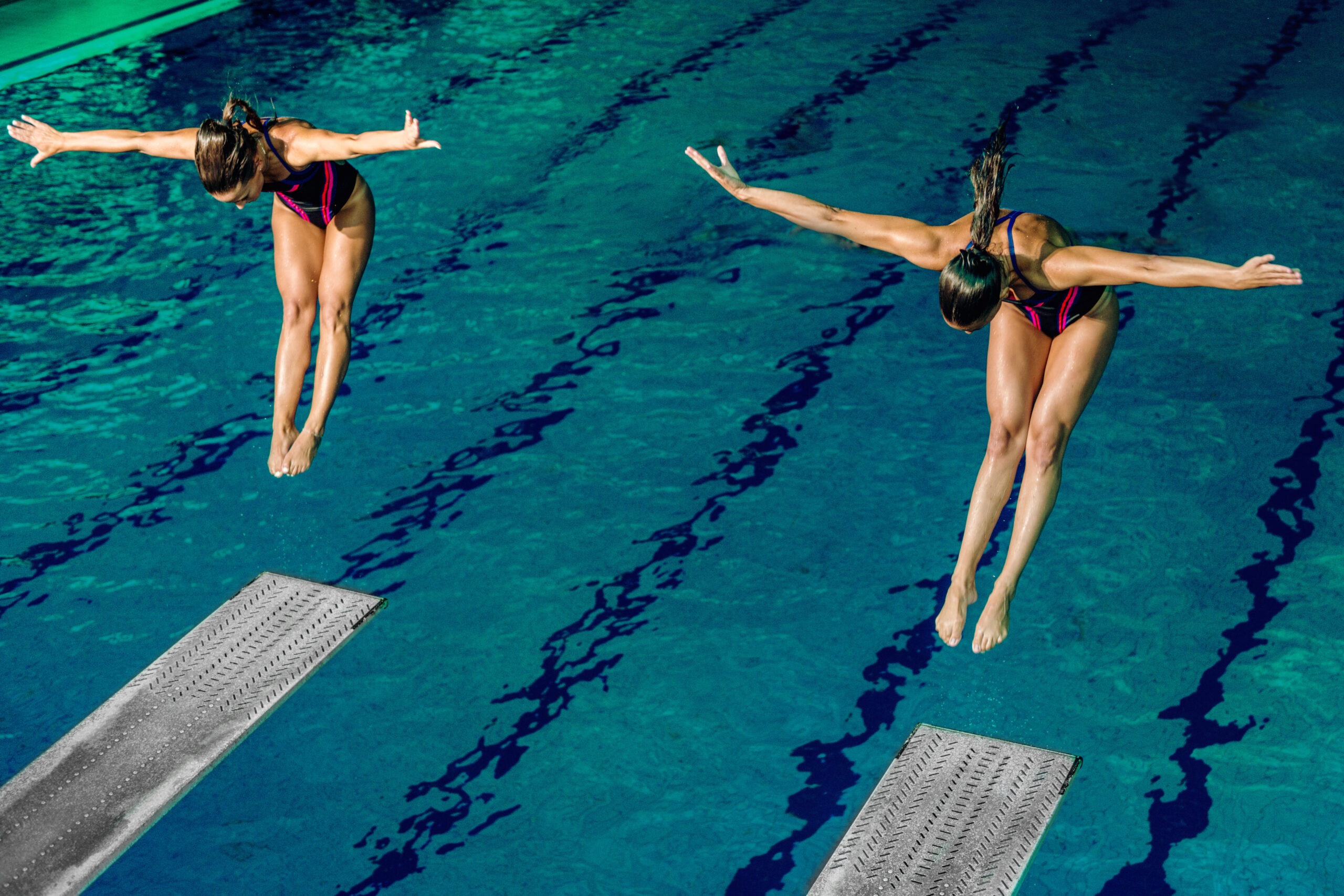 two-female-tandem-diving