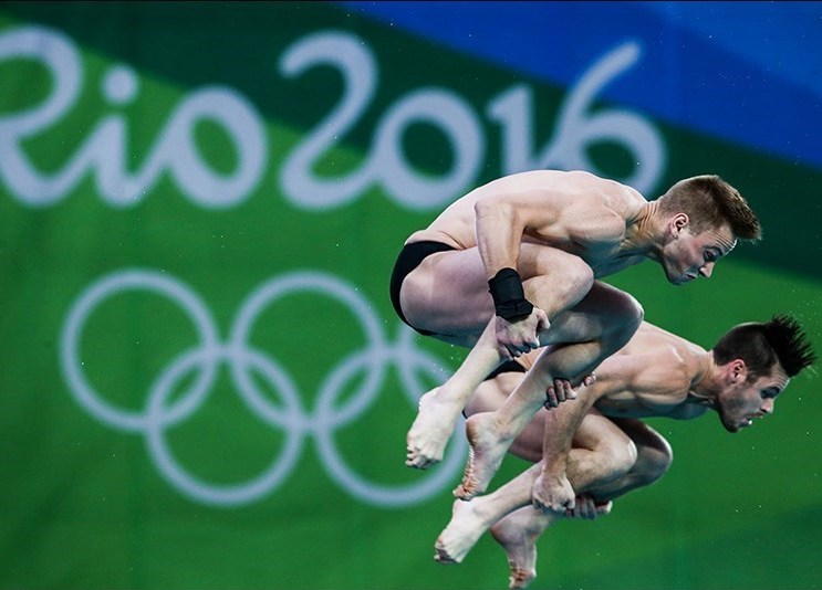 two-men-on-a-synchronized-diving-competition-at-the-2016-Summer-Olympics